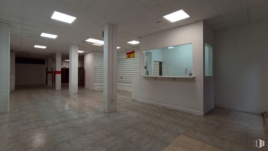 Retail for rent at Calle Nazaret, Fuenlabrada, Madrid, 28941 with light fixture, lighting, fixture, floor, flooring, hall, ceiling, composite material, glass and tile flooring around