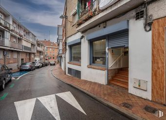 Local en venta en Zona Pueblo, Pozuelo de Alarcón, Madrid, 28223 con coche, edificio, ventana, superficie de la carretera, barrio, ciudad, calle, asfalto, diseño urbano y acera alrededor