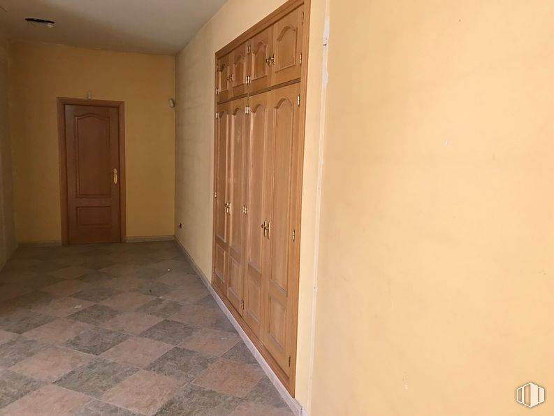 Local en alquiler y venta en Calle Sierra Gorda, Villa de Vallecas, Madrid, 28031 con ebanistería, puerta, accesorio, madera, pintura, puerta de casa, tinte para madera, suelo, madera y asa alrededor