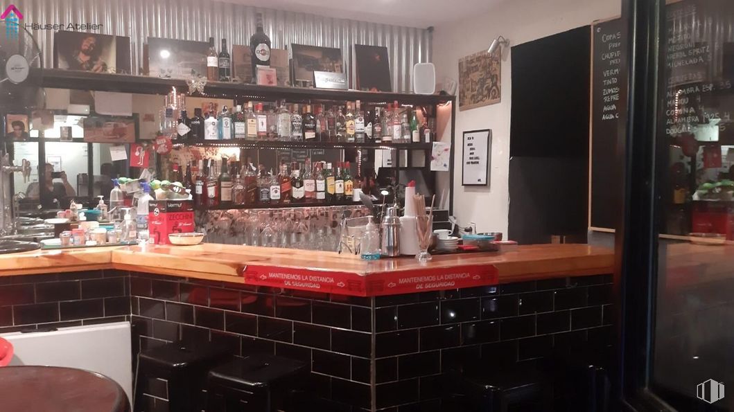 Local en alquiler en Zona Palacio, Centro, Madrid, 28005 con botella, establecimiento de bebidas, marco, barware, estante, estantería, alumbrado, interiorismo, beber y bebida alcohólica alrededor