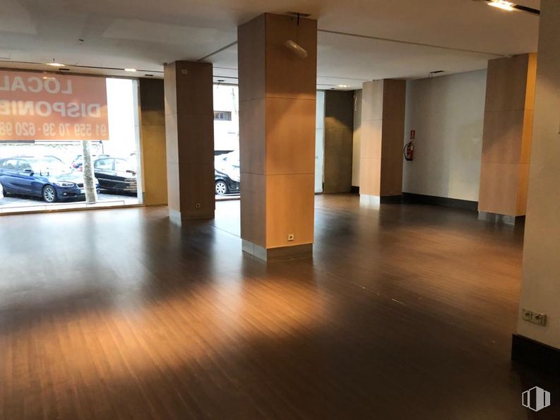 Retail for rent at Calle Basílica, 20, Tetuán, Madrid, 28020 with car, hall, tire, vehicle, flooring, wheel, interior design, floor, building and wood around