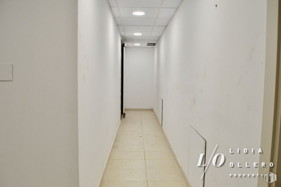 Oficina en alquiler y venta en Calle Francisco Gervás, Tetuán, Madrid, 28020 con accesorio, suelo, piso, rectángulo, madera, vidrio, techo, evento, habitación y arte alrededor