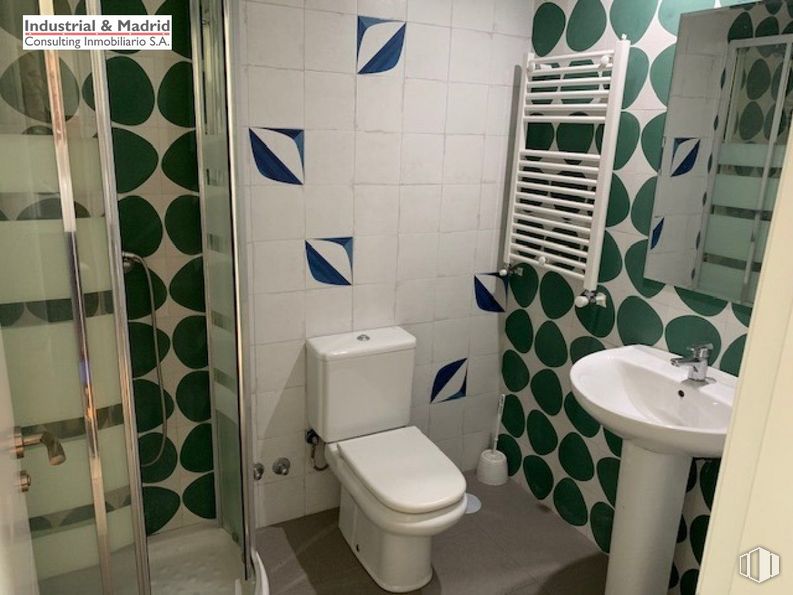 Industrial for sale at Polígono Industrial Coto Cisneros, Arganda del Rey, Madrid, 28500 with toilet, sink, property, plumbing fixture, bathroom sink, purple, toilet seat, product, bathroom and tap around