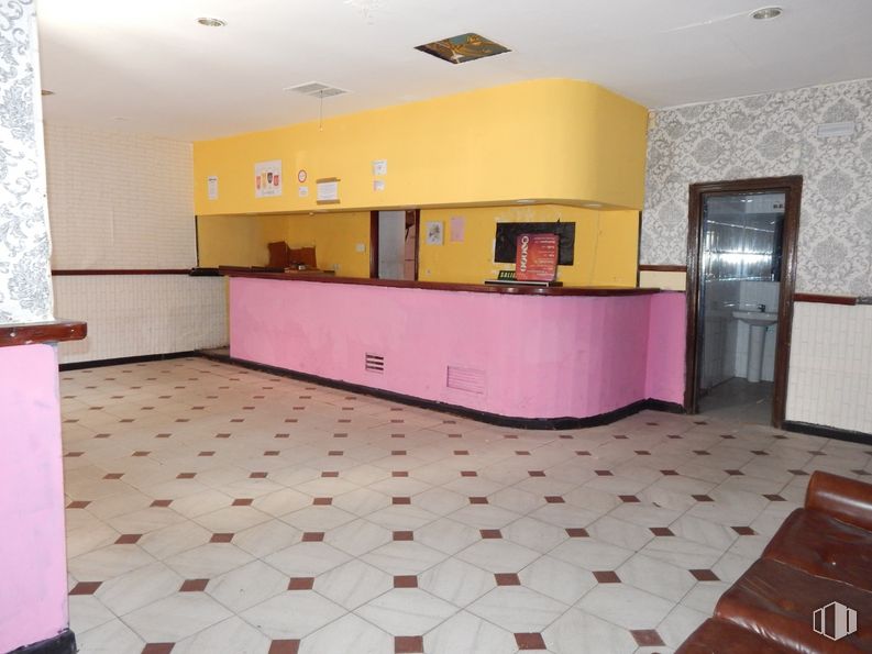 Retail for rent at Calle Juan Ángel Nebreda, 3, Ávila, 05005 with cabinetry, door, countertop, wood, architecture, flooring, floor, fixture, house and kitchen around