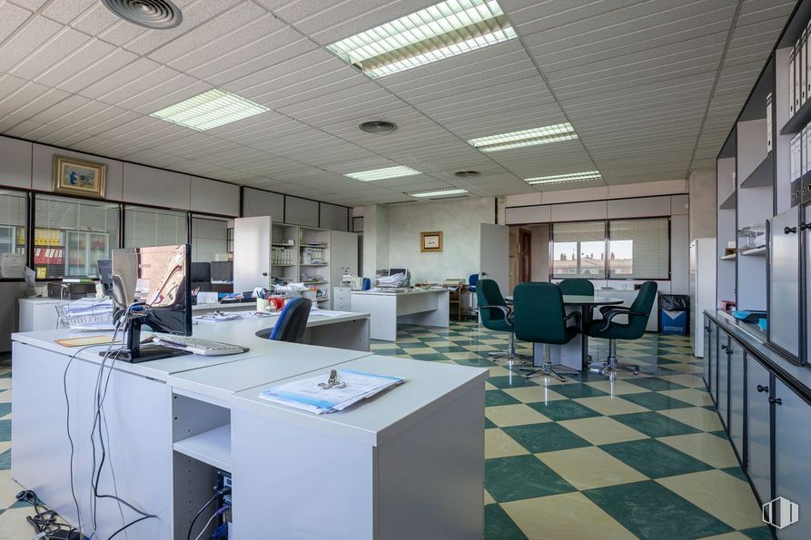 Oficina en venta en Zona Noroeste, Torrejón de Ardoz, Madrid, 28850 con silla, ebanistería, silla de oficina, edificio, escritorio, mesa, accesorio, diseño de interiores, alumbrado y arquitectura alrededor