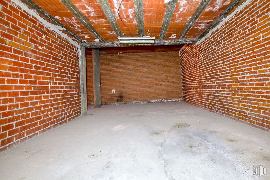 Retail for sale & for rent at Calle Santa Bárbara, Torrelaguna, Madrid, 28180 with brickwork, brick, wood, floor, building, wall, house, composite material, flooring and real estate around