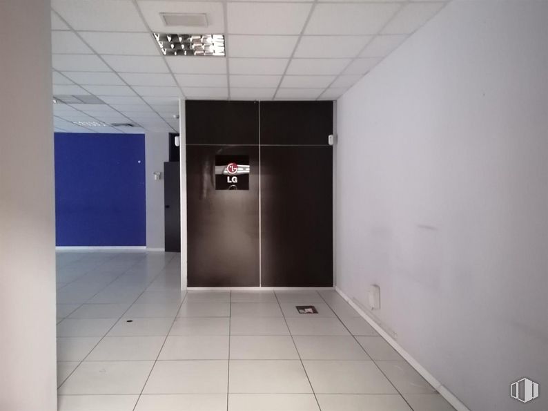 Office for sale & for rent at Zona Pinar de Las Rozas, Las Rozas de Madrid, Madrid, 28230 with fixture, building, flooring, glass, hall, composite material, door, ceiling, aluminium and symmetry around