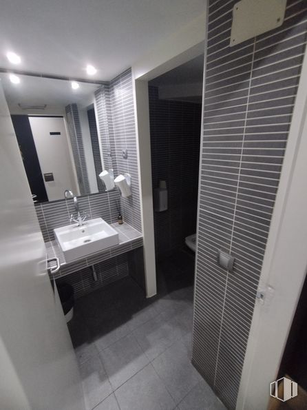 Retail for rent at Calle Corazón de María, Chamartín, Madrid, 28002 with sink, lighting, mirror, bathroom, fixture, fluid, plumbing fixture, interior design, tap and building around