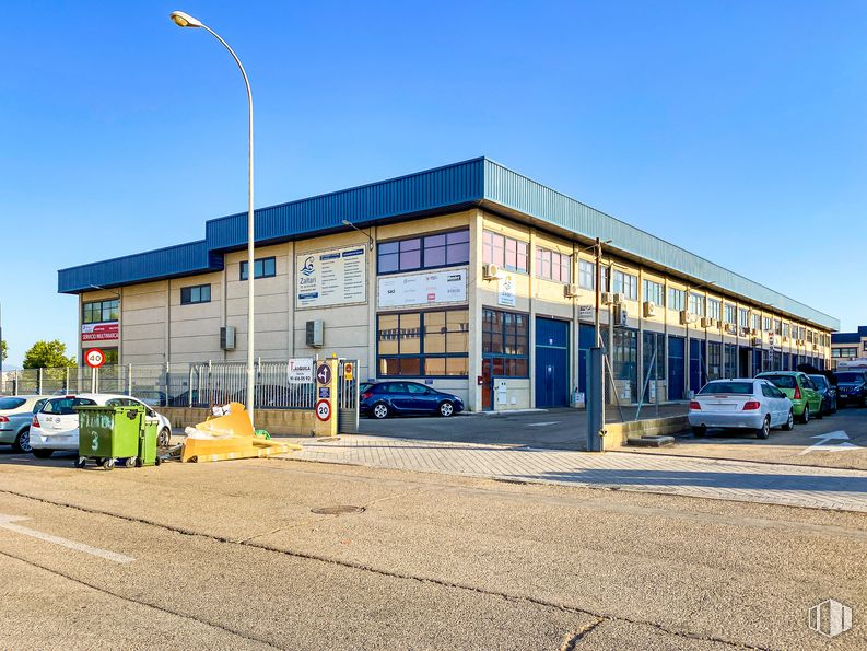 Industrial for rent at Calle de la Florida, 1, Villaviciosa de Odón, Madrid, 28008 with car, building, automotive parking light, tire, sky, wheel, property, vehicle, street light and automotive tire around