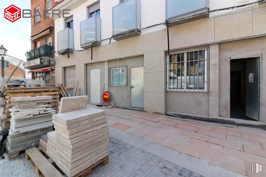 Local en alquiler en Plaza Don Antonio de Andrés, Vicálvaro, Madrid, 28032 con ventana, propiedad, edificio, superficie de la carretera, madera, diseño urbano, suelos, puerta, barrio y inmobiliario alrededor