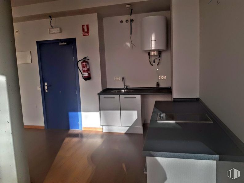 Oficina en alquiler y venta en Calle Albasanz, San Blas - Canillejas, Madrid, 28037 con ebanistería, puerta, alumbrado, fregadero, encimera, madera, grifo, interiorismo, cocina y pared alrededor