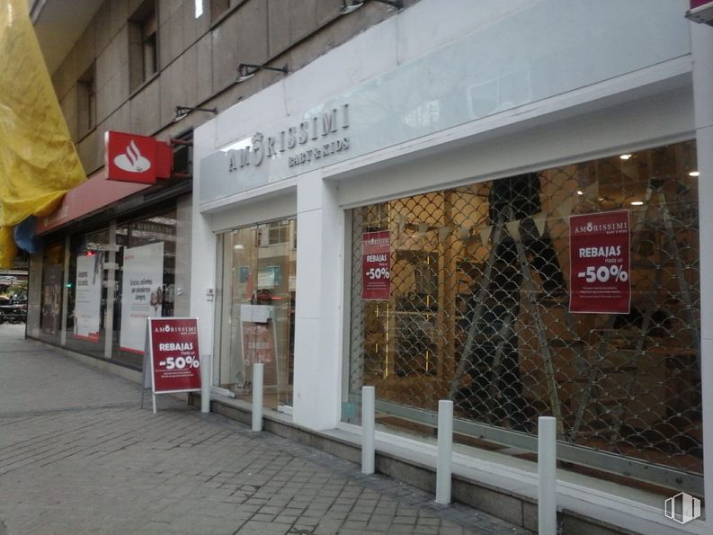 Local en alquiler en Calle Serrano, Chamartín, Madrid, 28016 con edificio, fachada, venta al por menor, accesorio, fuente, ciudad, acera, ventana, uso mixto y edificio comercial alrededor