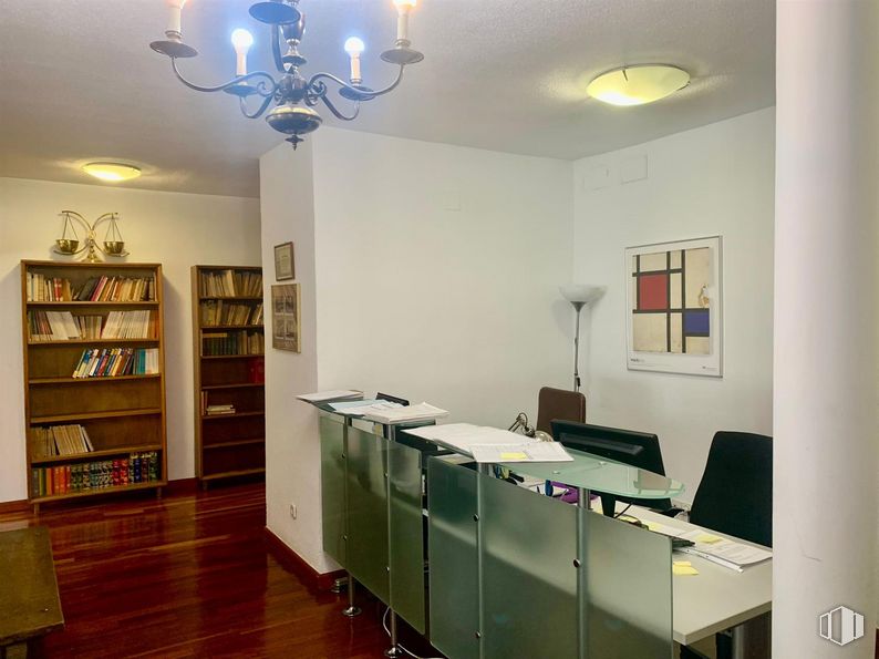 Oficina en alquiler en Zona Ríos Rosas, Chamberí, Madrid, 28003 con estantería, lámpara, candelabro, alumbrado, escritorio, propiedad, mueble, estante, interiorismo y marco alrededor