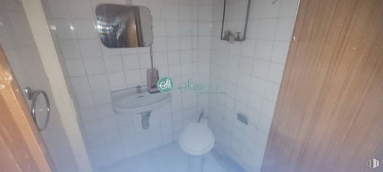 Local en alquiler en Zona Acueducto, Segovia, 40001 con fregadero, inodoro, espejo, accesorio de fontanería, propiedad, grifo, baño, edificio, lavabo de baño y morado alrededor