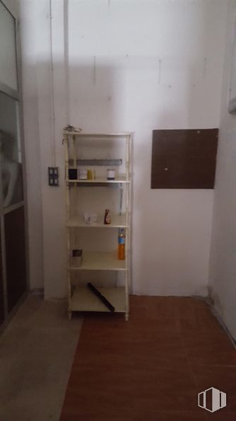 Retail for sale at Calle Cerrillo San Roque, Talavera de la Reina, Toledo, 45600 with bookcase, furniture, flooring, shelving, floor, shelf, room, glass, wood stain and hardwood around