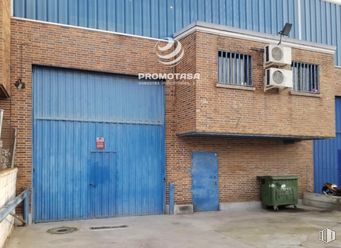 Nave en alquiler en Zona Rivas-Vaciamadrid, Rivas-Vaciamadrid, Madrid, 28529 con puerta, ventana, contenedor de basura, azul, accesorio, edificio, madera, contención de residuos, albañilería y barrio alrededor