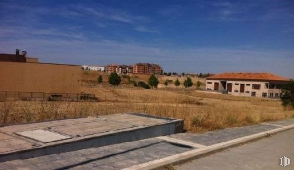 Land for sale at Zona Sector I-7, Navalcarnero, Madrid, 28600 with house, building, sky, cloud, ecoregion, plant, window, land lot, brick and landscape around