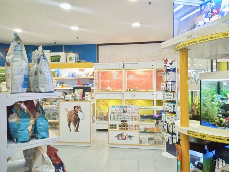 Retail for sale at Avenida Poblados, La Latina, Madrid, 28044 with shelf, shelving, retail, display case, plastic, pet supply, convenience store, cleanliness and outlet store around