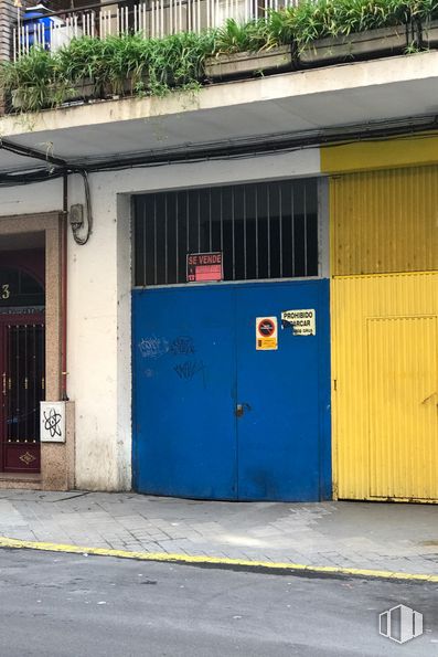 Industrial for sale & for rent at Calle Marques Mirasol, 13, Talavera de la Reina, Toledo, 45600 with door, building, fixture, azure, asphalt, road surface, wood, line, neighbourhood and house around