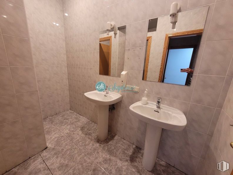 Retail for rent at Paseo Ezequiel González, Segovia, 40002 with sink, mirror, tap, plumbing fixture, bathroom sink, property, bathroom, wood, interior design and fluid around