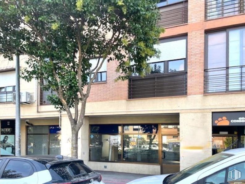 Retail for sale & for rent at Avenida Guadarrama, Villanueva del Pardillo, Madrid, 28229 with window, car, land vehicle, vehicle, building, plant, tree, architecture, automotive exterior and neighbourhood around