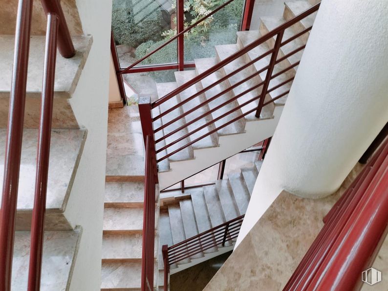 Office for sale at Edificio Alcocer 47, Calle Alcocer, 47, Villaverde, Madrid, 28041 with stairs, wood, handrail, flooring, interior design, baluster, floor, wood stain, hardwood and building material around