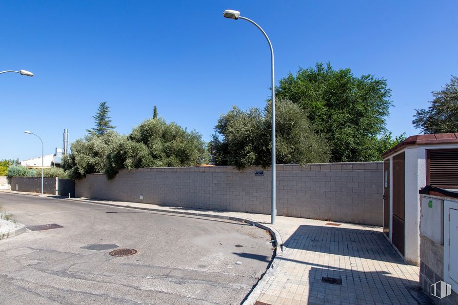 Suelo en venta en Polígono Industrial de Arganda del Rey, Arganda del Rey, Madrid, 28500 con luz de la calle, cielo, superficie de la carretera, asfalto, árbol, espacio público, sombra, zona residencial, material compuesto y carretera alrededor