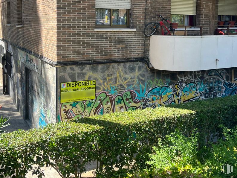 Local en venta en Calle Doctor Escribano Ortiz, Arganda del Rey, Madrid, 28500 con bicicleta, planta, propiedad, edificio, azur, hoja, pintura, diseño urbano, terreno y grafiti alrededor