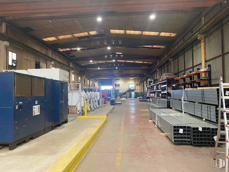 Industrial for sale at Polígono Azque, Alcalá de Henares, Madrid, 28808 with floor, building, fixture, gas, engineering, hall, flooring, machine, metal and electricity around