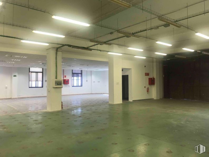 Nave en alquiler en Zona Fuencarral - El Pardo, Fuencarral - El Pardo, Madrid, 28034 con lámpara, alumbrado, ventana, edificio, hall, accesorio, suelos, suelo, techo y transparencia alrededor