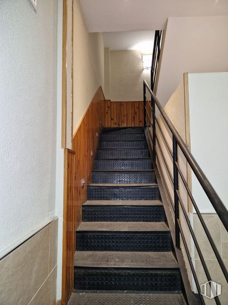 Nave en alquiler y venta en Calle San Erasmo, Villaverde, Madrid, 28021 con escaleras, accesorio, madera, suelo, suelos, madera dura, edificio, tinte para madera, pasamanos y balaustre alrededor