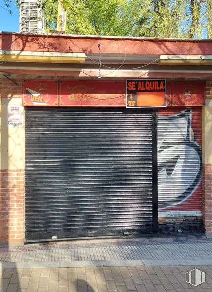 Retail for sale & for rent at Calle Manojo de Rosas, 49, Villaverde, Madrid, 28041 with wood, asphalt, road surface, brickwork, neighbourhood, tree, door, brick, garage door and line around