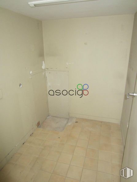 Retail for sale at Calle Cuba, Guadalajara, 19005 with building, fixture, bathroom, flooring, floor, wall, house, composite material, plumbing fixture and ceiling around