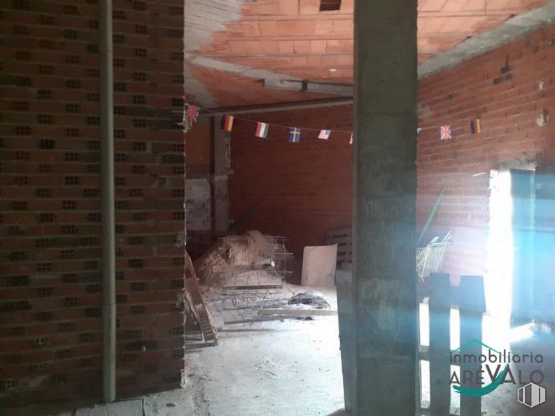 Retail for rent at Calle Mariano Gil, Arévalo, Ávila, 05200 with wood, floor, building material, flooring, brickwork, brick, beam, tints and shades, gas and ceiling around