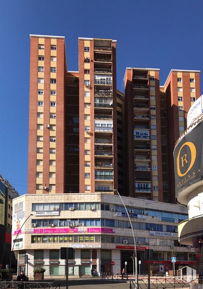 Office for rent at Avenida Toledo, Talavera de la Reina, Toledo, 45600 with building, sky, daytime, window, lighting, tower block, urban design, neighbourhood, condominium and cityscape around