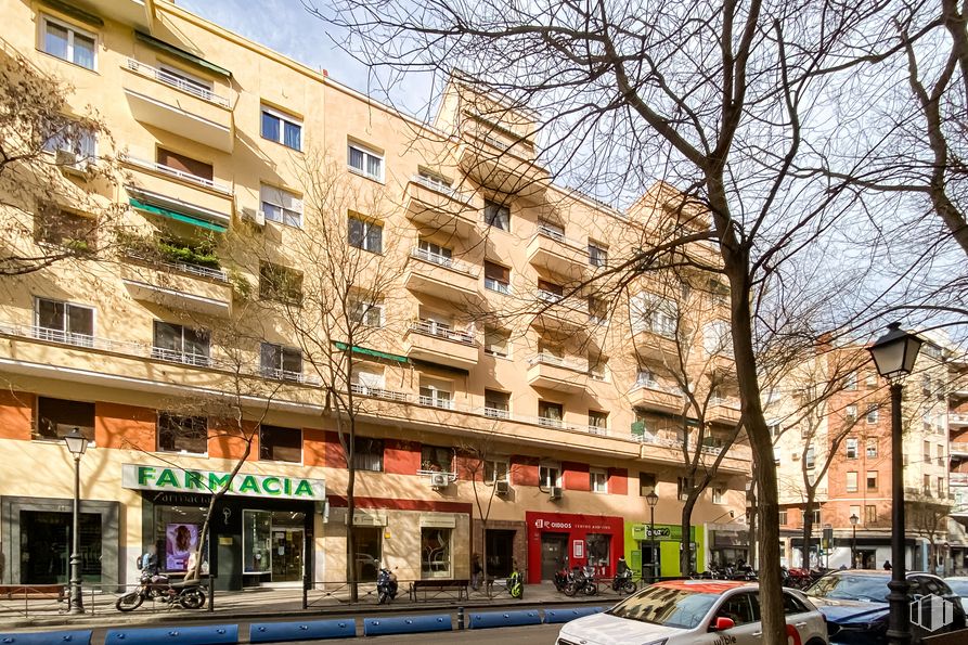 Local en venta en Zona Gaztambide, Chamberí, Madrid, 28015 con coche, edificio, neumático, rueda, vehículo, ventana, infraestructura, cielo, árbol y diseño urbano alrededor