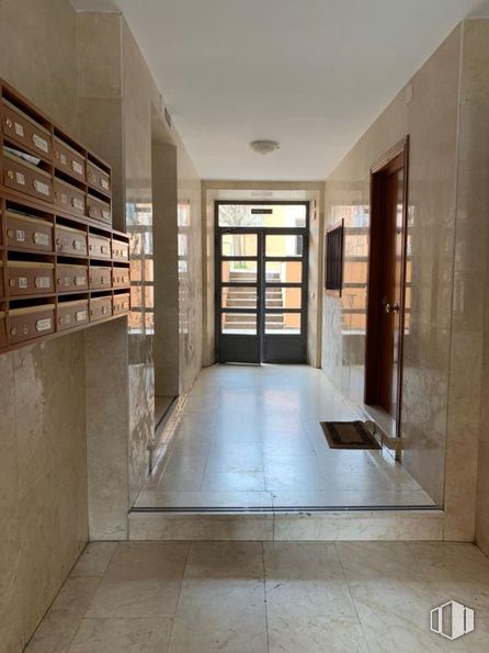 Oficina en venta en Calle San Antón, San Lorenzo de El Escorial, Madrid, 28200 con mediante, mueble, propiedad, edificio, accesorio, madera, diseño de interiores, arquitectura, piso, suelo, estantería y madera dura alrededor