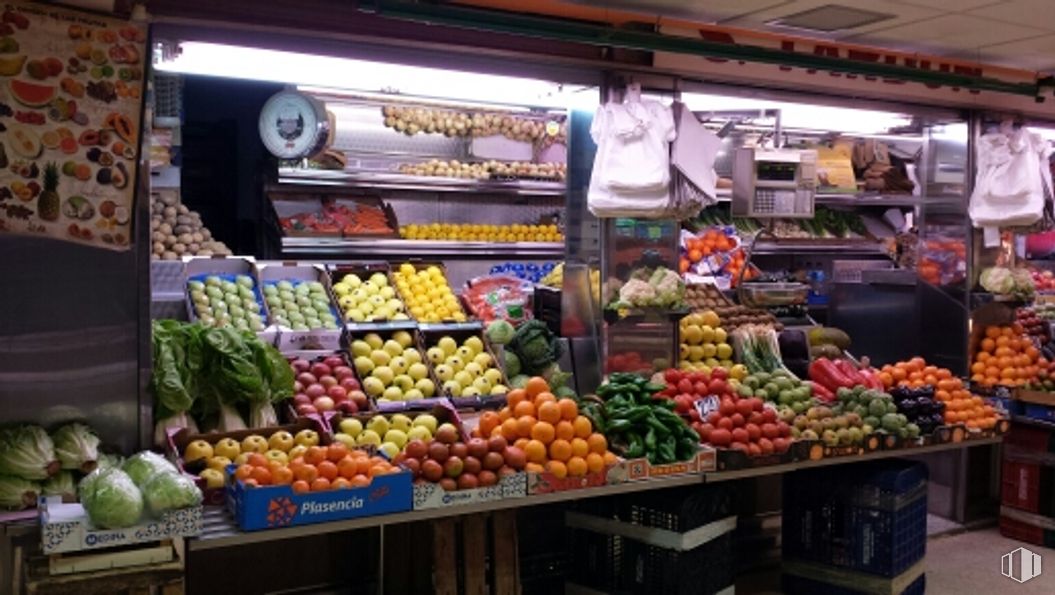 Local en venta en Calle San Cipriano, 14, Vicálvaro, Madrid, 28032 con fruta, verdura, comida, planta, venta, alimentos naturales, neumático, verdulero, cítrico y grupo alimenticio alrededor