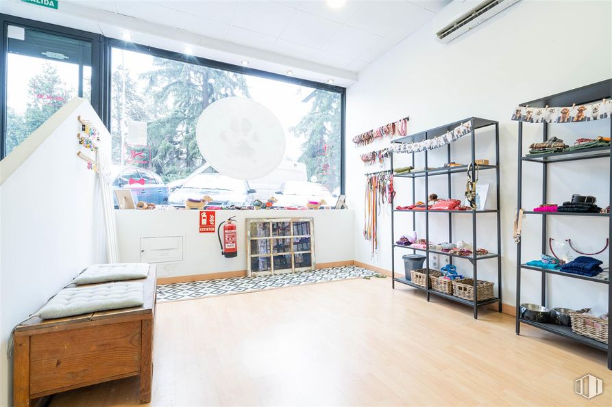 Retail for rent at Calle Azcona, 64, Salamanca, Madrid, 28028 with furniture, shelving, shelf, flooring, interior design, retail, floor, room, ceiling and boutique around