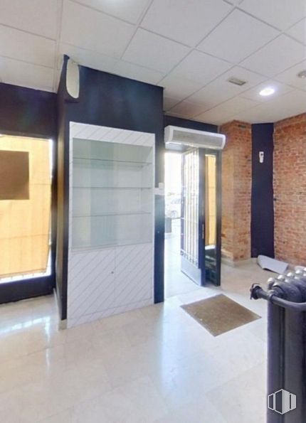 Local en alquiler en Zona Chamberí, Chamberí, Madrid, 28010 con accesorio, edificio, alumbrado, pasillo, contenedor de basura, madera, contención de residuos, suelo, exterior automotriz y techo alrededor