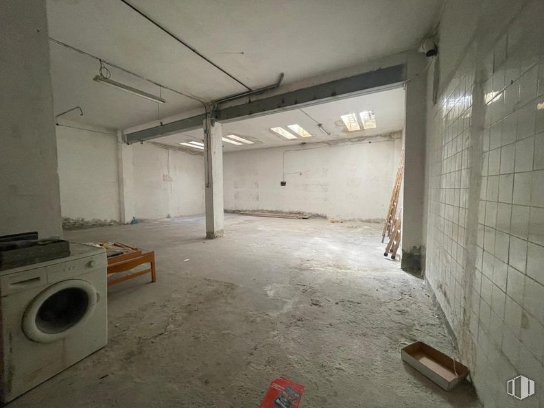 Local en venta en Calle Papagayo, 16, Carabanchel, Madrid, 28025 con lavadora, lámpara, edificio, accesorio, hall, suelos, suelo, madera, material compuesto y gas alrededor