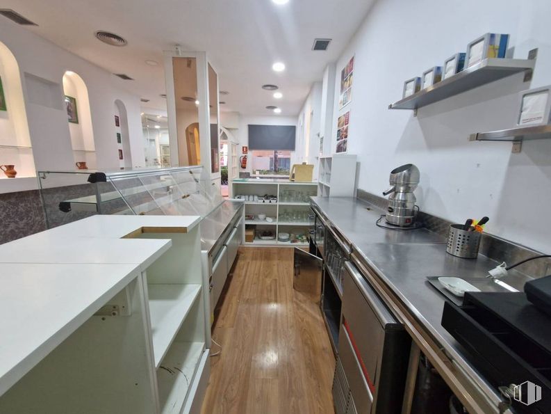 Local en alquiler en Plaza Sector Oficios, Tres Cantos, Madrid, 28760 con aparato de cocina, encimera, cafetera, electrodoméstico, mueble, ebanistería, propiedad, cocina, interiorismo y edificio alrededor