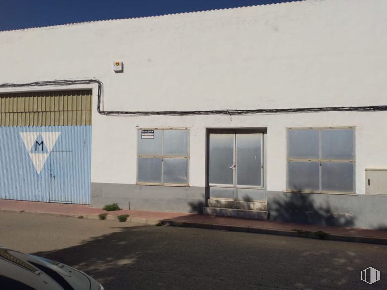 Industrial for sale at Calle Juan Ramón Jiménez, Corral de Almaguer, Toledo, 45880 with window, plant, building, asphalt, shade, fixture, door, road surface, wood and gas around