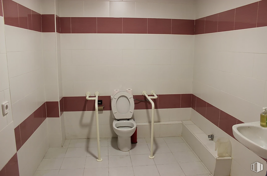 Office for rent at Plaza Luis Buñuel, 4, Rivas-Vaciamadrid, Madrid, 28529 with toilet, sink, toilet seat, property, plumbing fixture, building, bathroom, interior design, flooring, wall and floor around