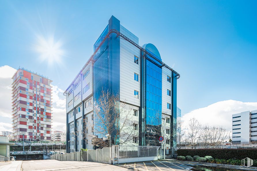 Oficina en alquiler en Elipse, Avenida Manoteras, 18, Hortaleza, Madrid, 28050 con edificio, cielo, nube, diseño urbano, bloque de torres, edificio comercial, fachada, torre, ciudad y sobresaliente alrededor