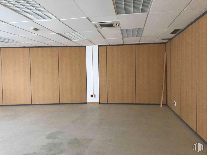 Office for rent at Zona Algete, Algete, Madrid, 28110 with light fixture, flooring, floor, wood, ceiling, composite material, wood stain, hardwood, plywood and tile flooring around