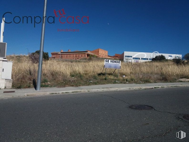 Land for sale at Polígono del Acueducto, Segovia, 40006 with sky, plant, ecoregion, building, road surface, window, asphalt, land lot, street light and house around