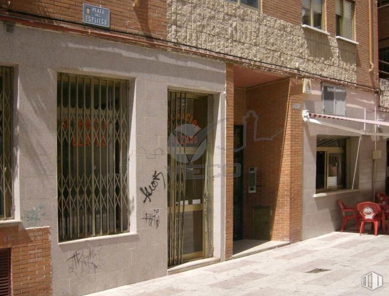 Local en alquiler en Zona céntrica, Cuenca, 16004 con ventana, silla, puerta, propiedad, edificio, madera, arquitectura, accesorio, fachada y ladrillo alrededor