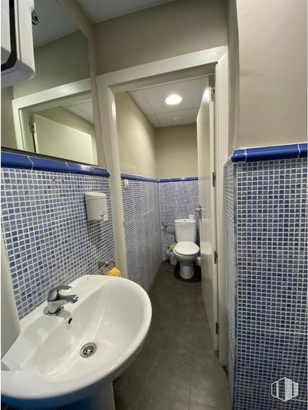 Retail for sale at Zona Centro, Cuenca, 16002 with sink, toilet, tap, plumbing fixture, mirror, bathroom sink, bathroom, purple, lighting and architecture around