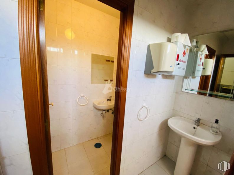 Industrial for sale at Calle Plomo, San Martín de la Vega, Madrid, 28330 with flooring, wall, floor, bathroom sink, plumbing fixture, sink, bathroom, interior design, room and plumbing around